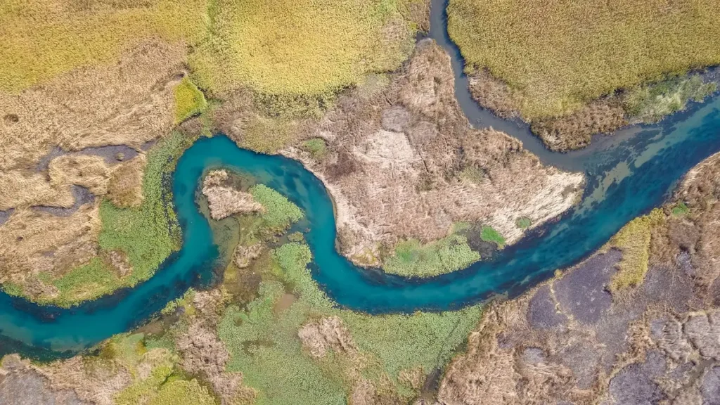 Río y su cuenca vistos desde un dron para el análisis del área de influencia