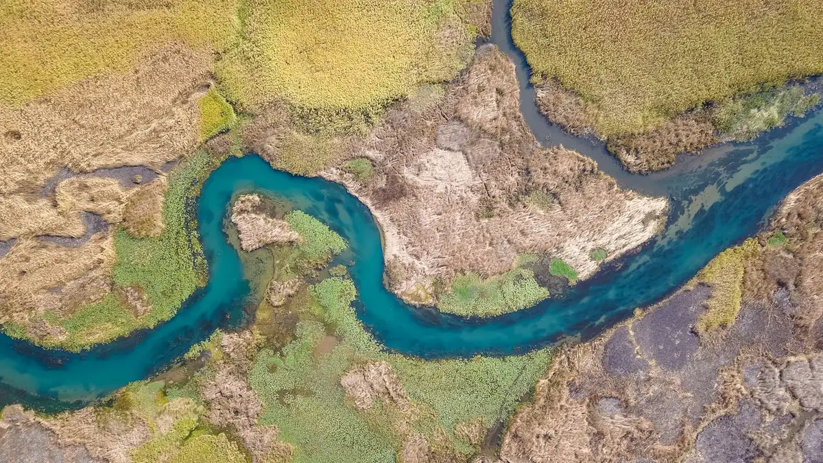 Vista aérea de un río y su cuenca para contextualizar el análisis del relieve