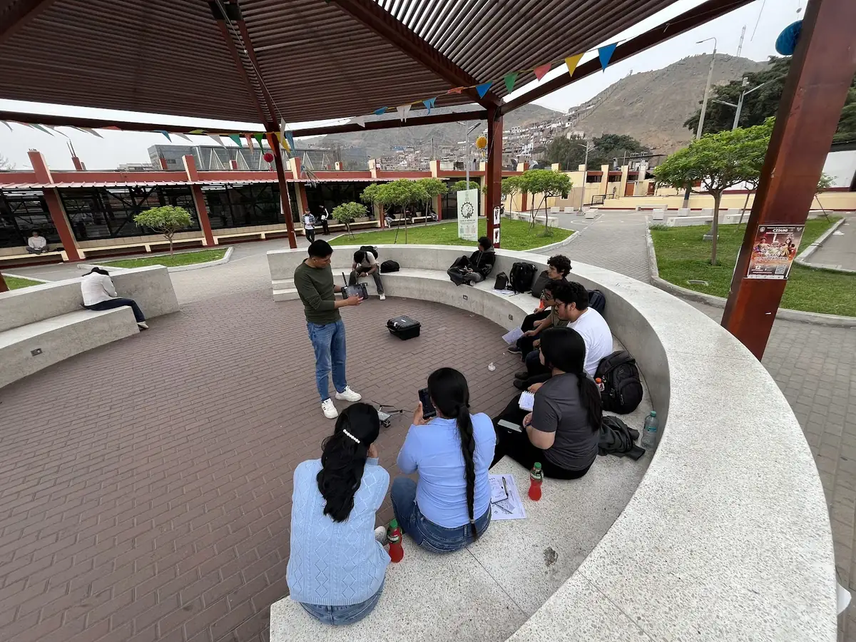 Grupo de alumnos del curso de fotogrametría con drones en la UNI