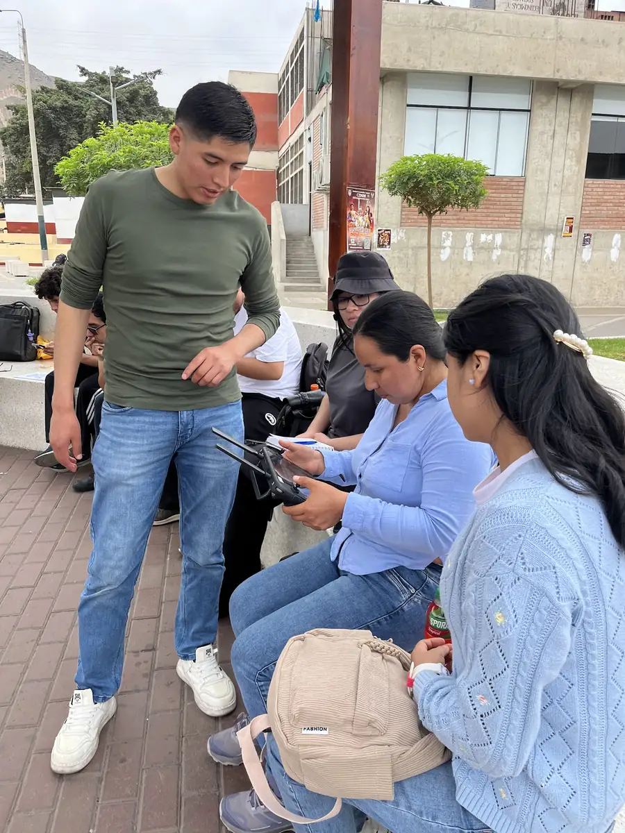 Instructor mostrando la planificación de vuelo del dron a los alumnos