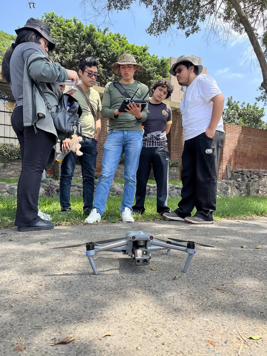 Práctica de vuelo con dron en campo durante el curso de fotogrametría en la UNI