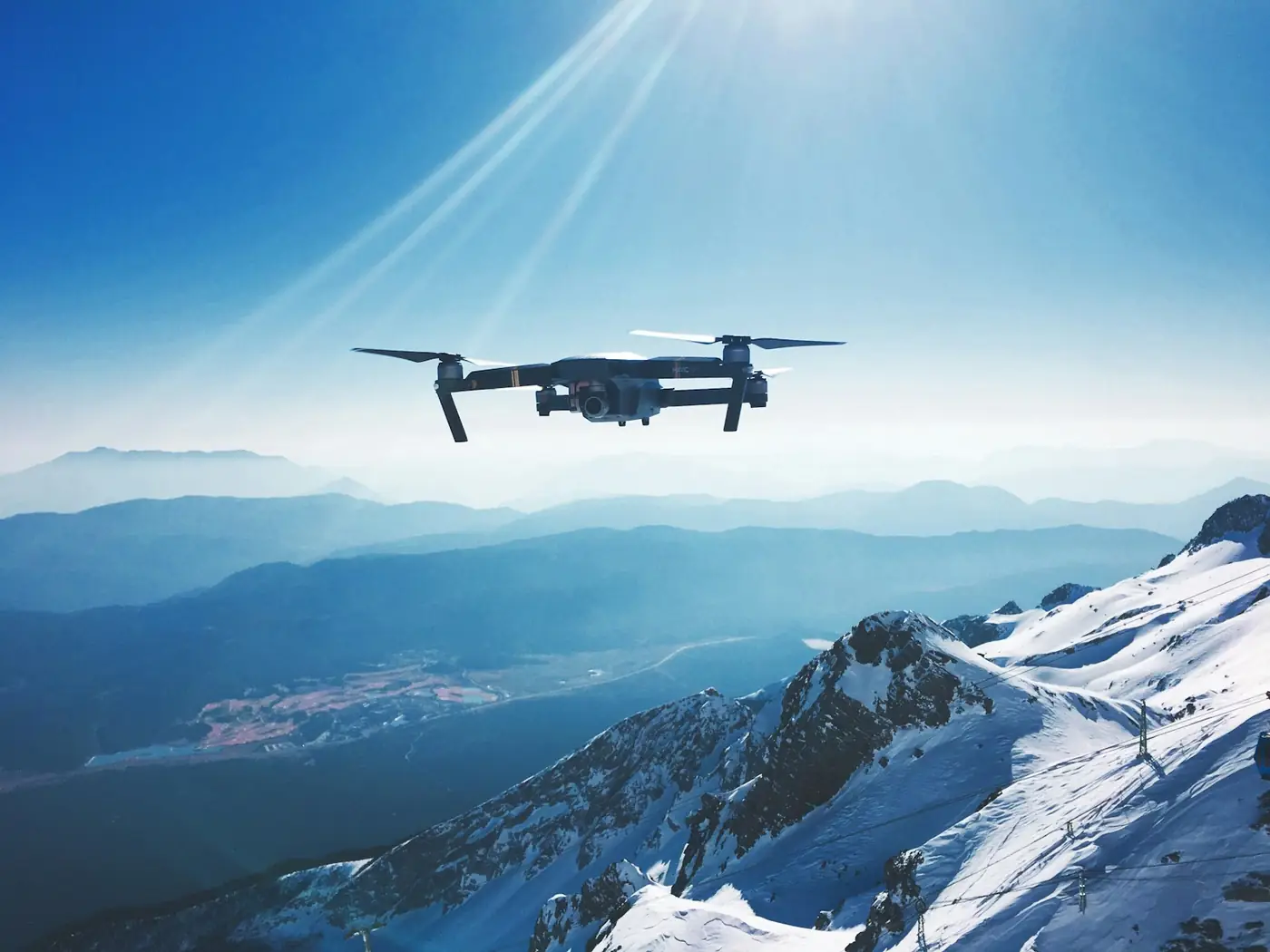 Dron volando sobre montañas para levantamiento en estudios ambientales