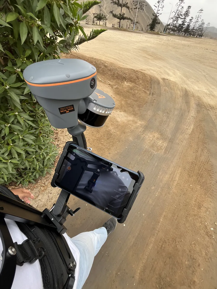 Levantamiento con escáner CHCNAV RS10 en campo en Perú