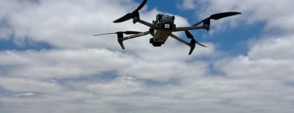 Dron en vuelo durante un levantamiento fotogramétrico