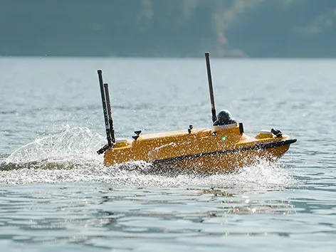 USV Apache 3 navegando en un levantamiento batimétrico