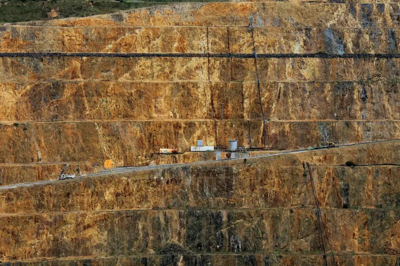 Bancos de tajo abierto y condiciones del terreno para un levantamiento LiDAR