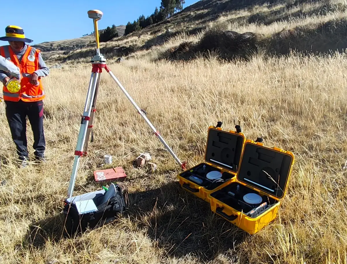 Kit GNSS CHCNAV i93 de un cliente de Verdi trabajando en campo en la sierra del Perú
