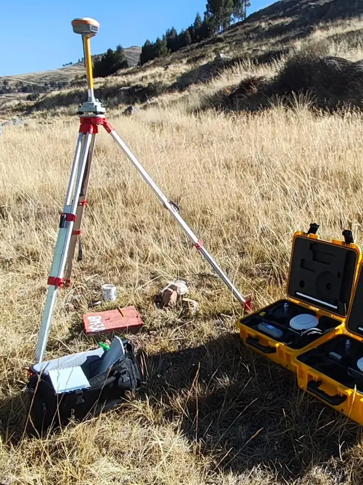 Kit GNSS CHCNAV i93 vendido por Verdi trabajando en la sierra