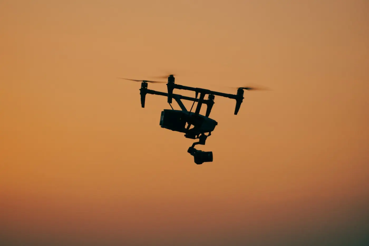 Dron en vuelo para inspección aérea térmica en un estudio ambiental