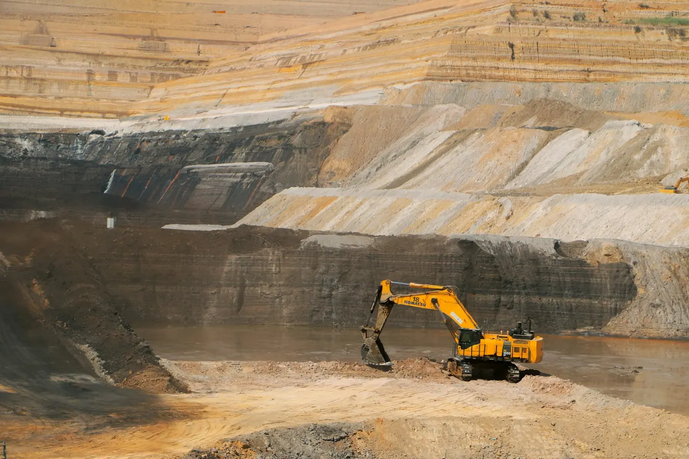 Excavadora en tajo minero, control de avance con LiDAR