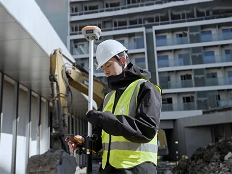 Topógrafo midiendo con el GNSS i73+ en obra