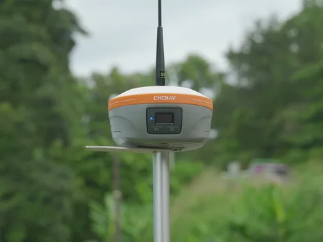 Estación base GNSS iBase instalada en campo