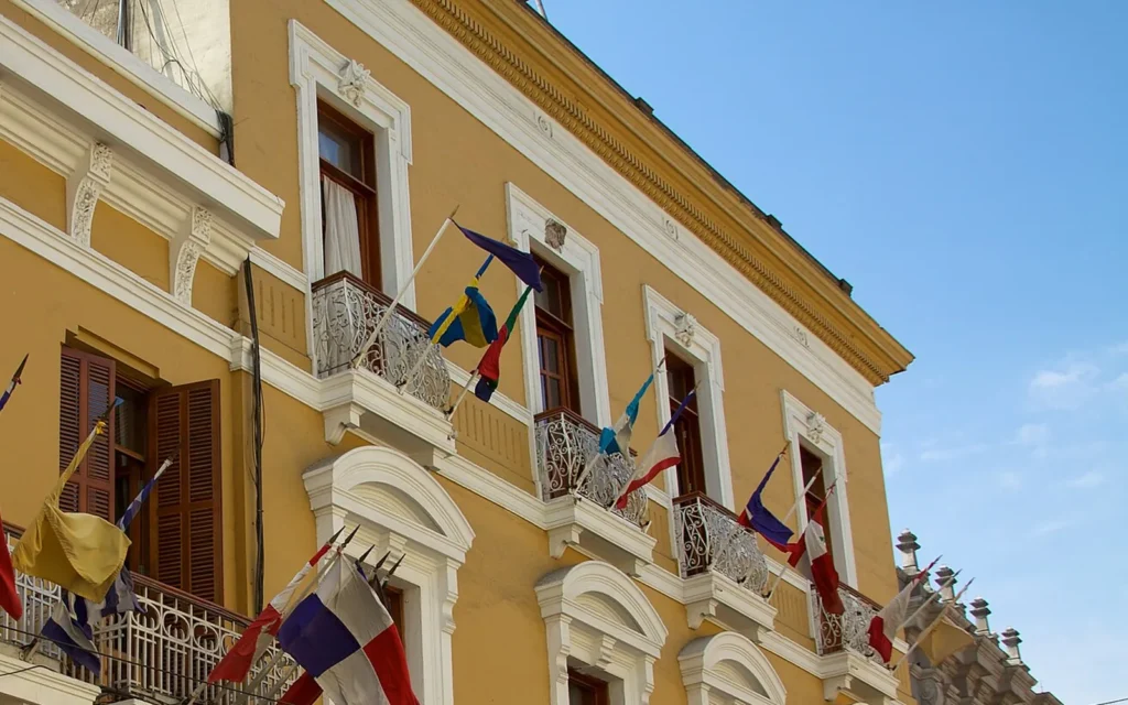 Fachada con balcones en el Jirón de la Unión, Centro de Lima